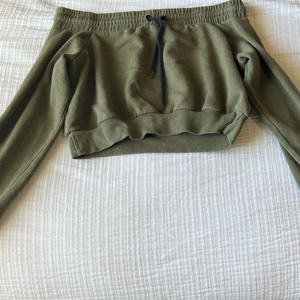 Forever 21 off the shoulder top in color army green size small
